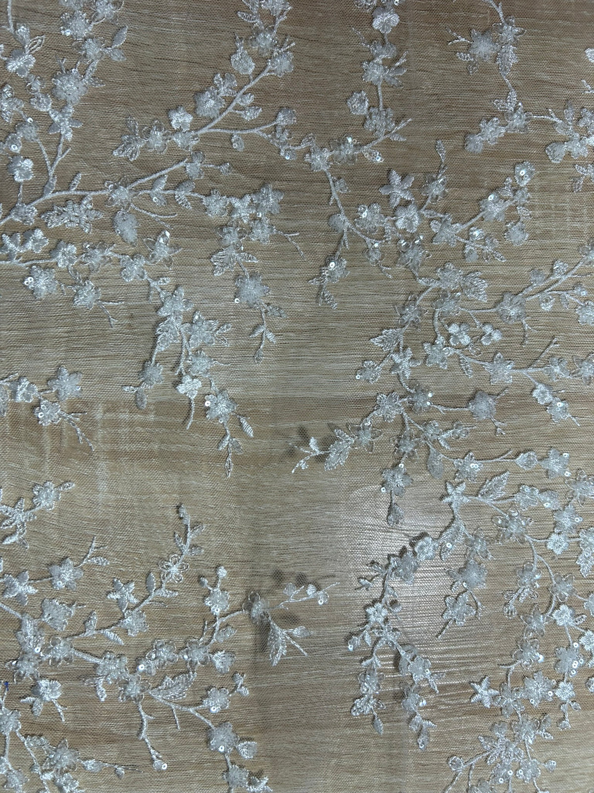 Tul Bordado con Ramas de Flores en Relieve y Lentejuelas