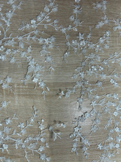 Tul Bordado con Ramas de Flores en Relieve y Lentejuelas