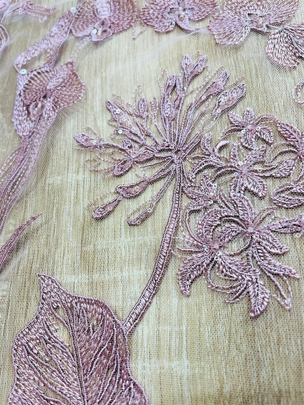 Tul Bordado Rosa con Orquídeas, Calas y Lentejuelas