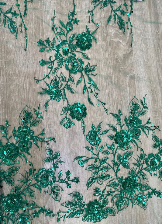 Tul Bordado Verde Esmeralda con Flores en Relieve y Perlas