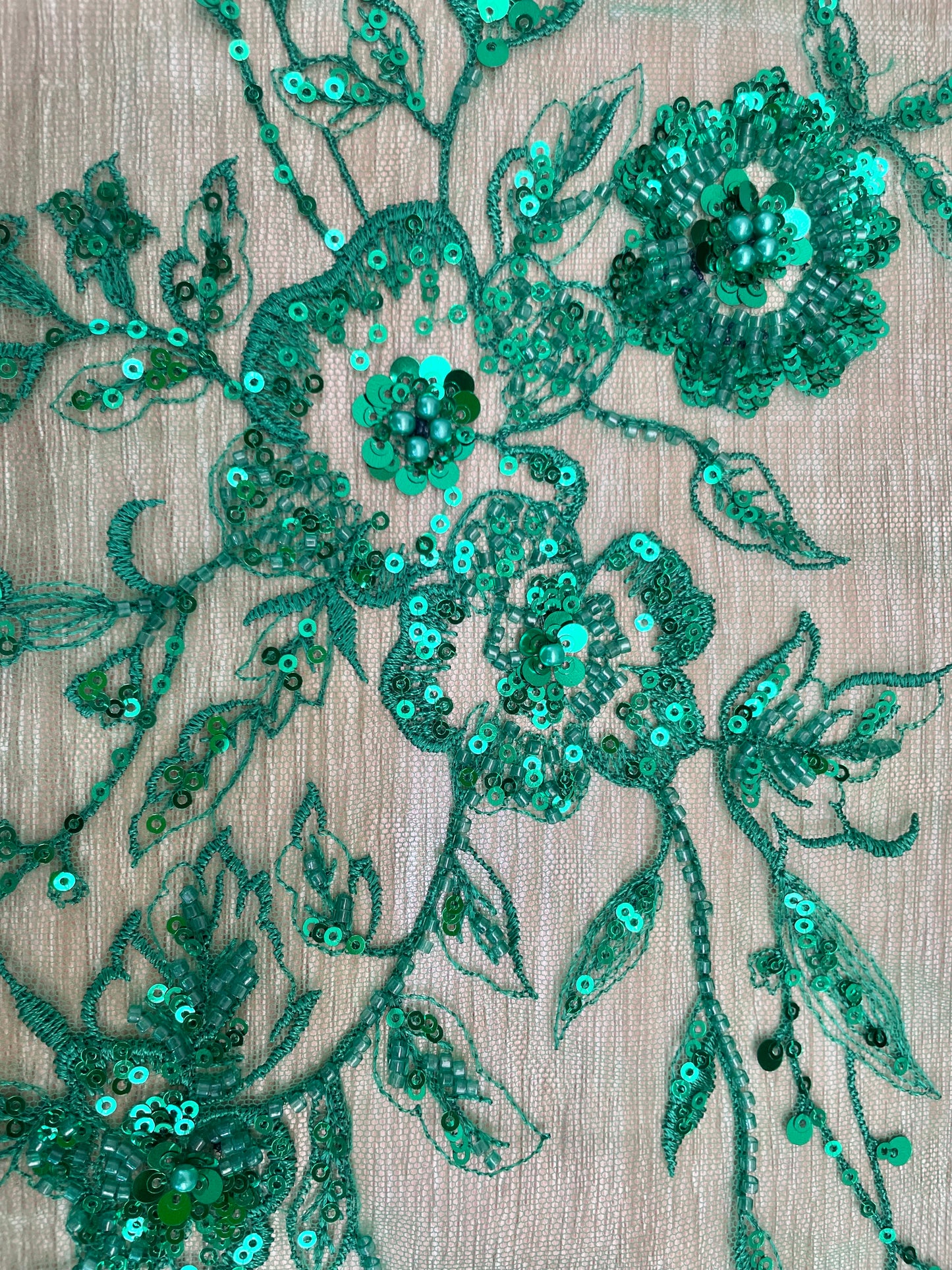 Tul Bordado Verde Esmeralda con Flores en Relieve y Perlas