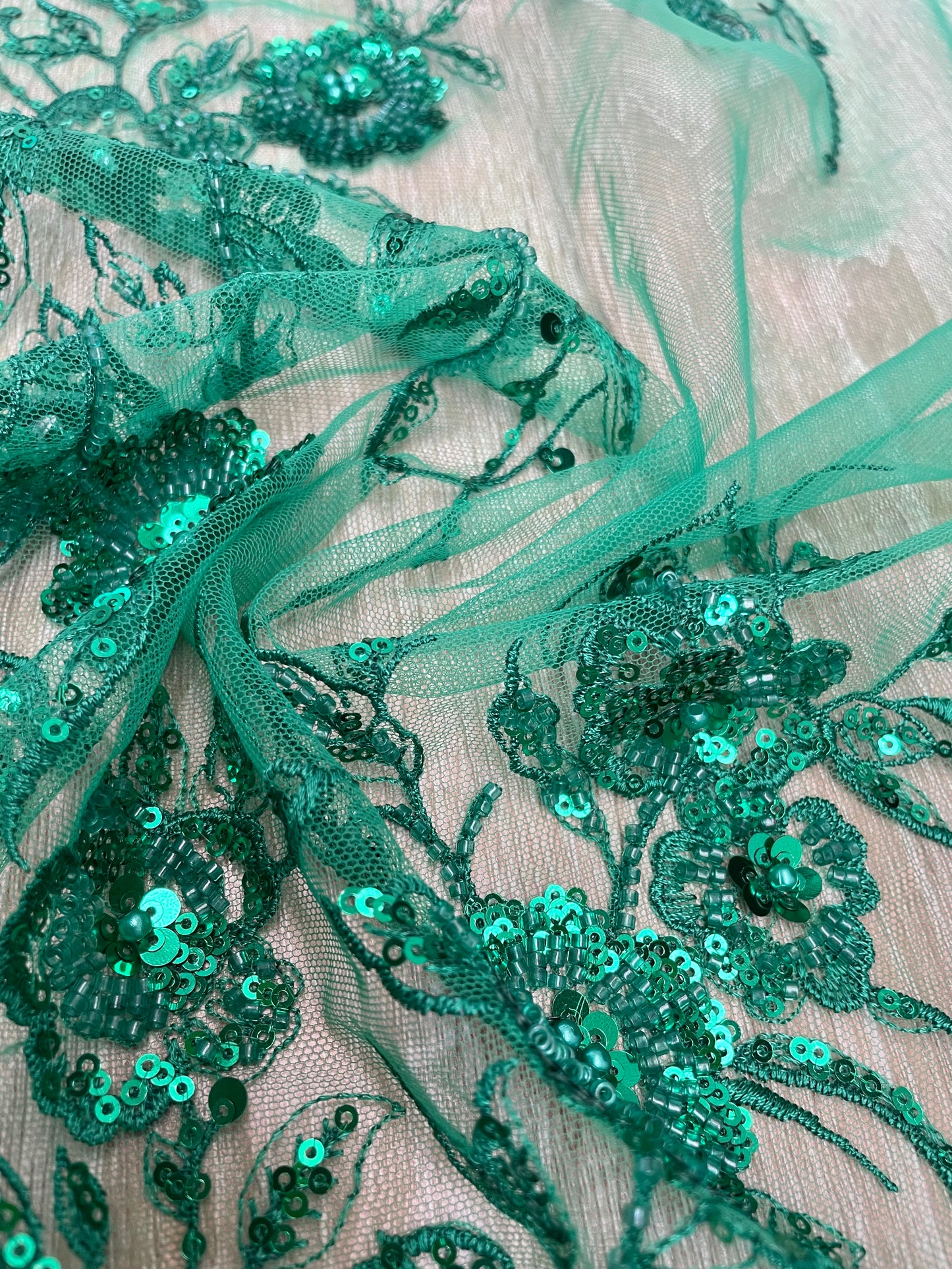 Tul Bordado Verde Esmeralda con Flores en Relieve y Perlas
