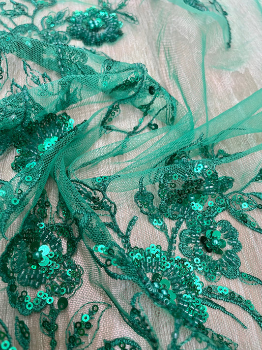 Tul Bordado Verde Esmeralda con Flores en Relieve y Perlas