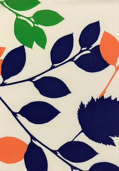 Seda francesa estampada con ramas y hojas azul marino, verde y naranja sobre fondo marfil