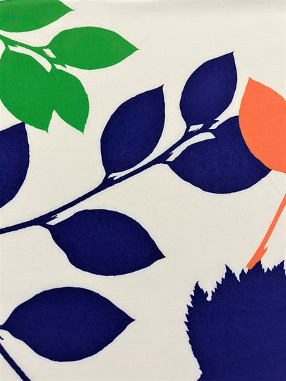 Detalle de seda francesa con hojas azul marino y acento naranja en silueta gráfica