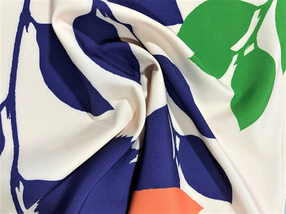 Seda francesa con hojas azul marino y verde drapeada, mostrando su caída fluida