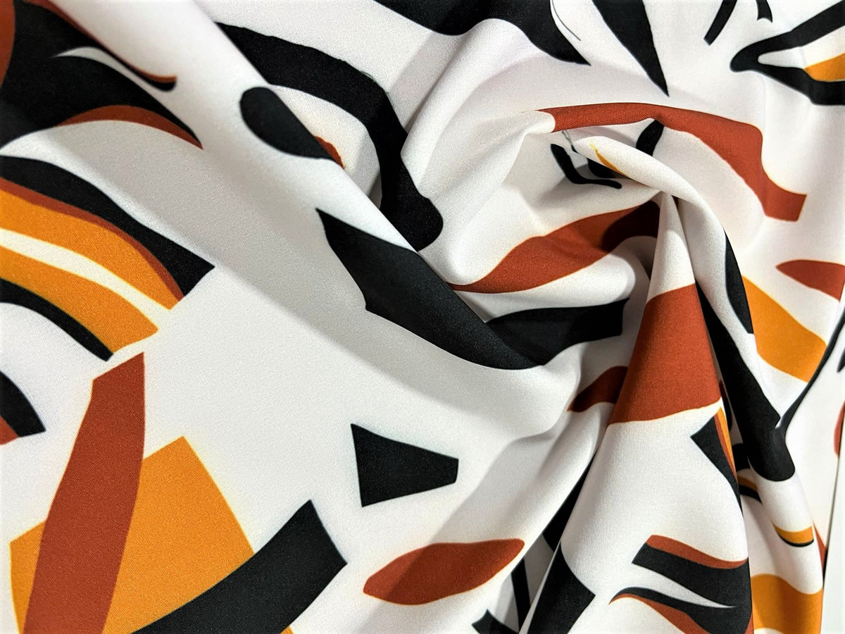 Seda francesa abstracta negro, terracota y mostaza drapeada, mostrando su caída fluida