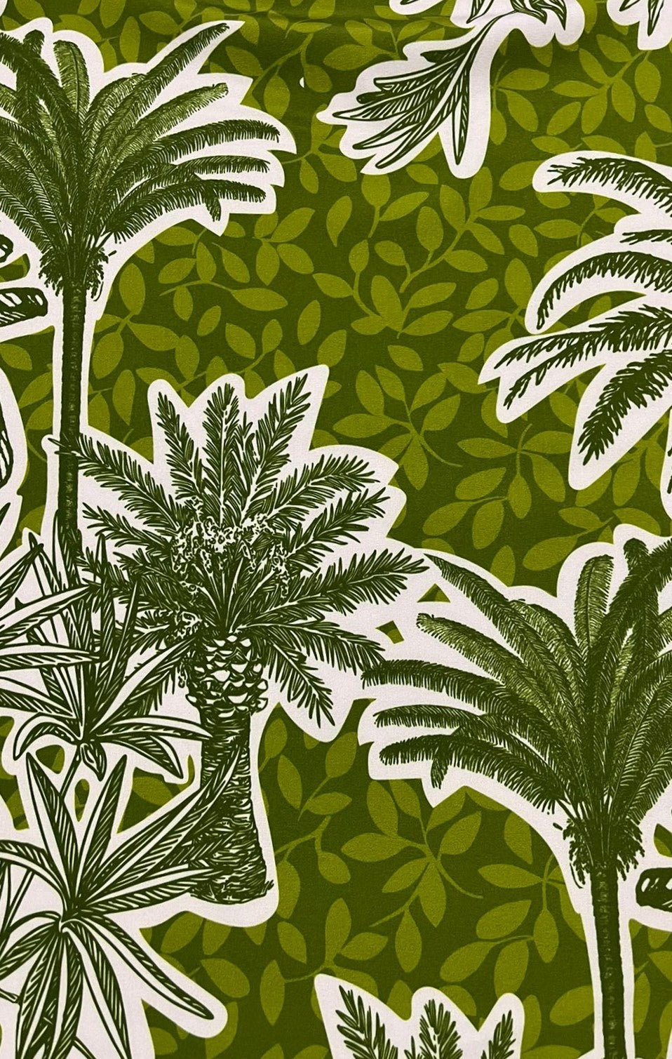 Detalle de palmera ilustrada en verde con contorno blanco sobre fondo de hojas