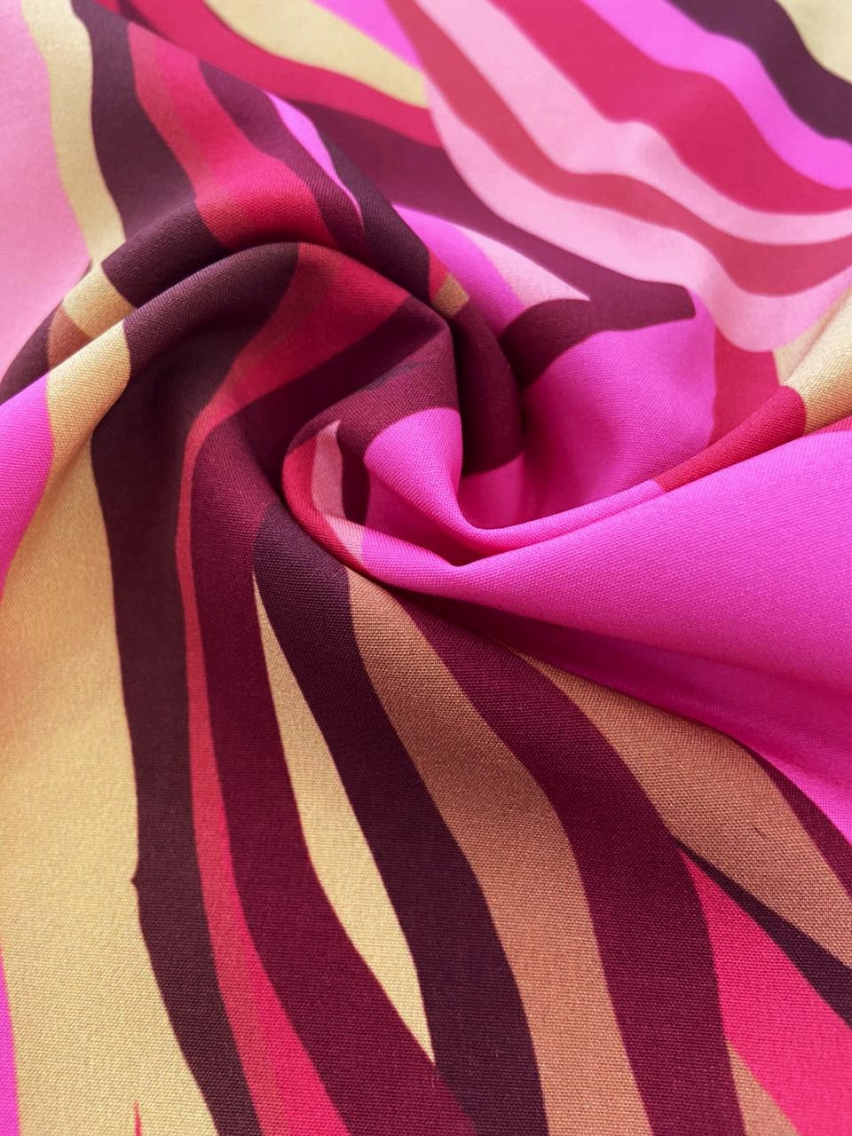 Seda francesa de ondas rosa y vino drapeada, mostrando su caída fluida