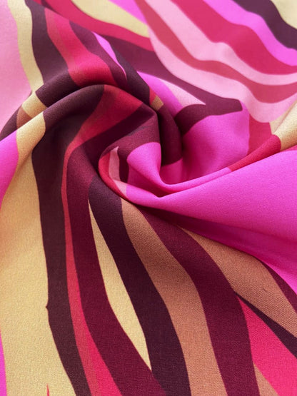  Seda francesa de ondas rosa y vino drapeada, mostrando su caída fluida