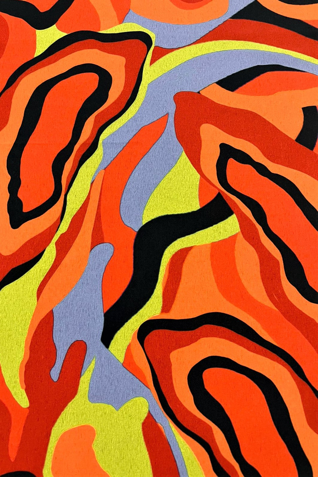 Detalle de seda francesa con capas onduladas naranja y rojo con contornos negros, estilo retro