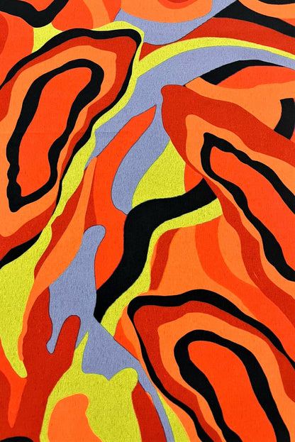 Detalle de seda francesa con capas onduladas naranja y rojo con contornos negros, estilo retro