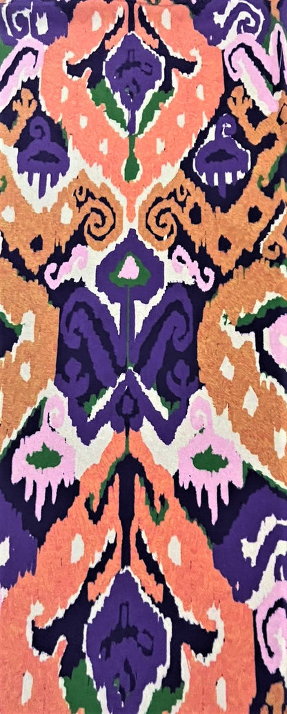 Seda francesa con estampado ikat simétrico en morado, naranja, rosa y verde sobre fondo marfil