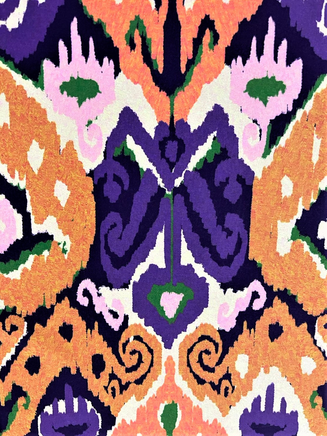 Detalle de seda francesa ikat con medallón morado, volutas naranja y motivos rosa palo