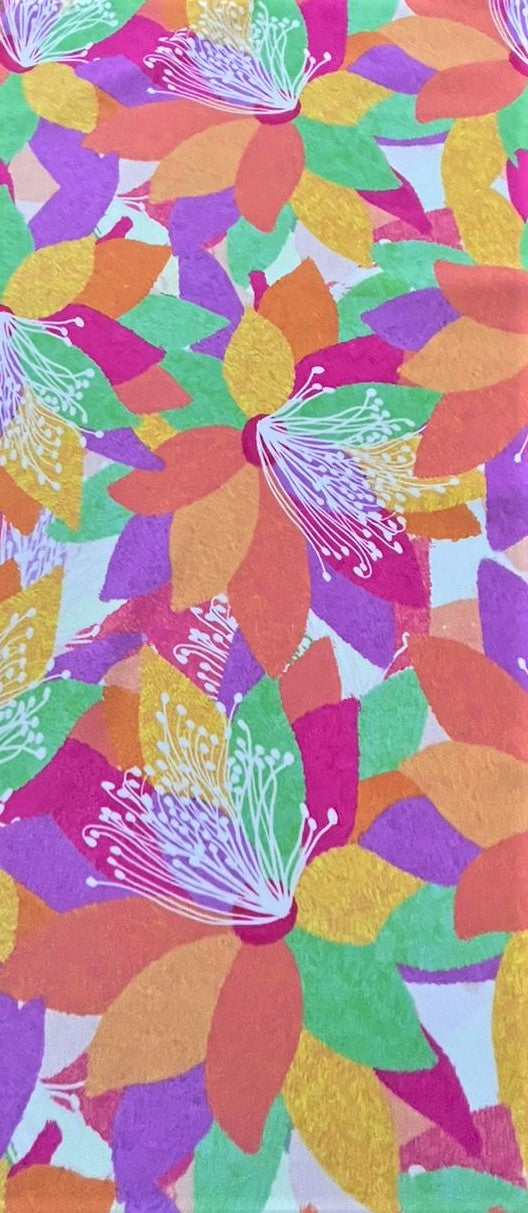 Detalle de seda francesa con flores de pétalos naranja y fucsia y estambres blancos, textura tipo pastel