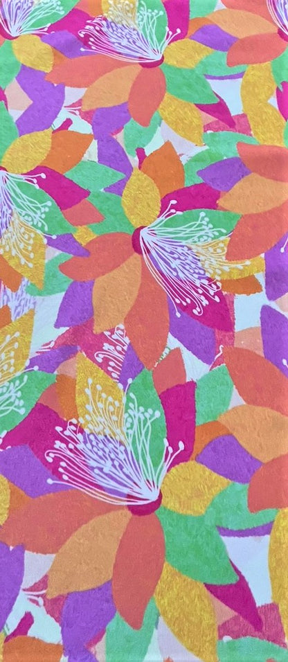 Detalle de seda francesa con flores de pétalos naranja y fucsia y estambres blancos, textura tipo pastel