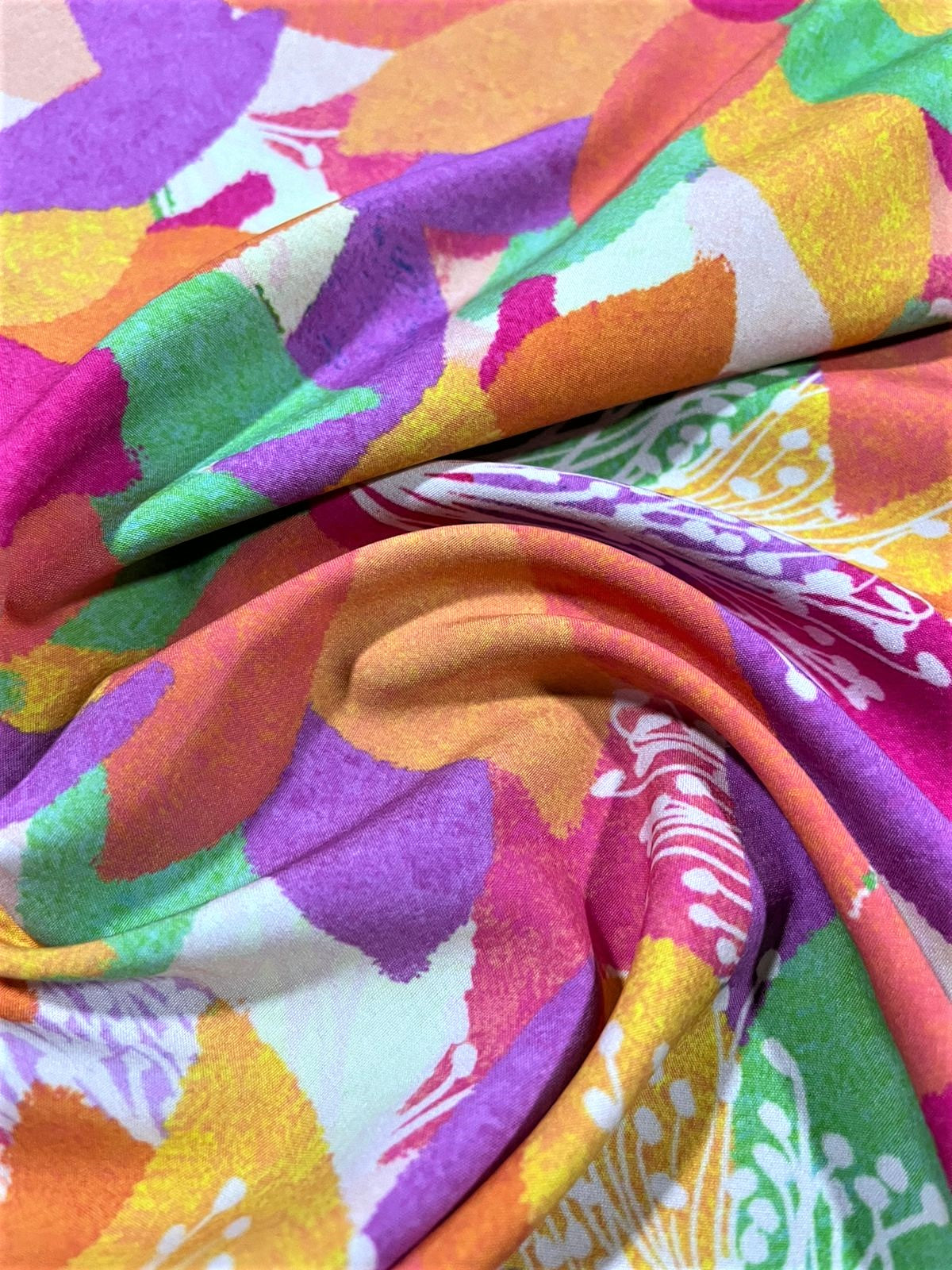 Seda francesa floral multicolor con pétalos fucsia, naranja, amarillo, lila y verde con estambres blancos