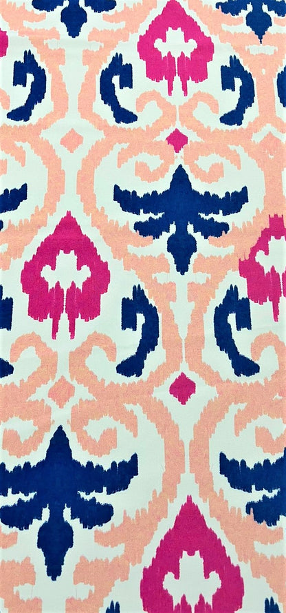 Seda francesa con estampado ikat simétrico en fucsia, azul marino y salmón sobre fondo blanco
