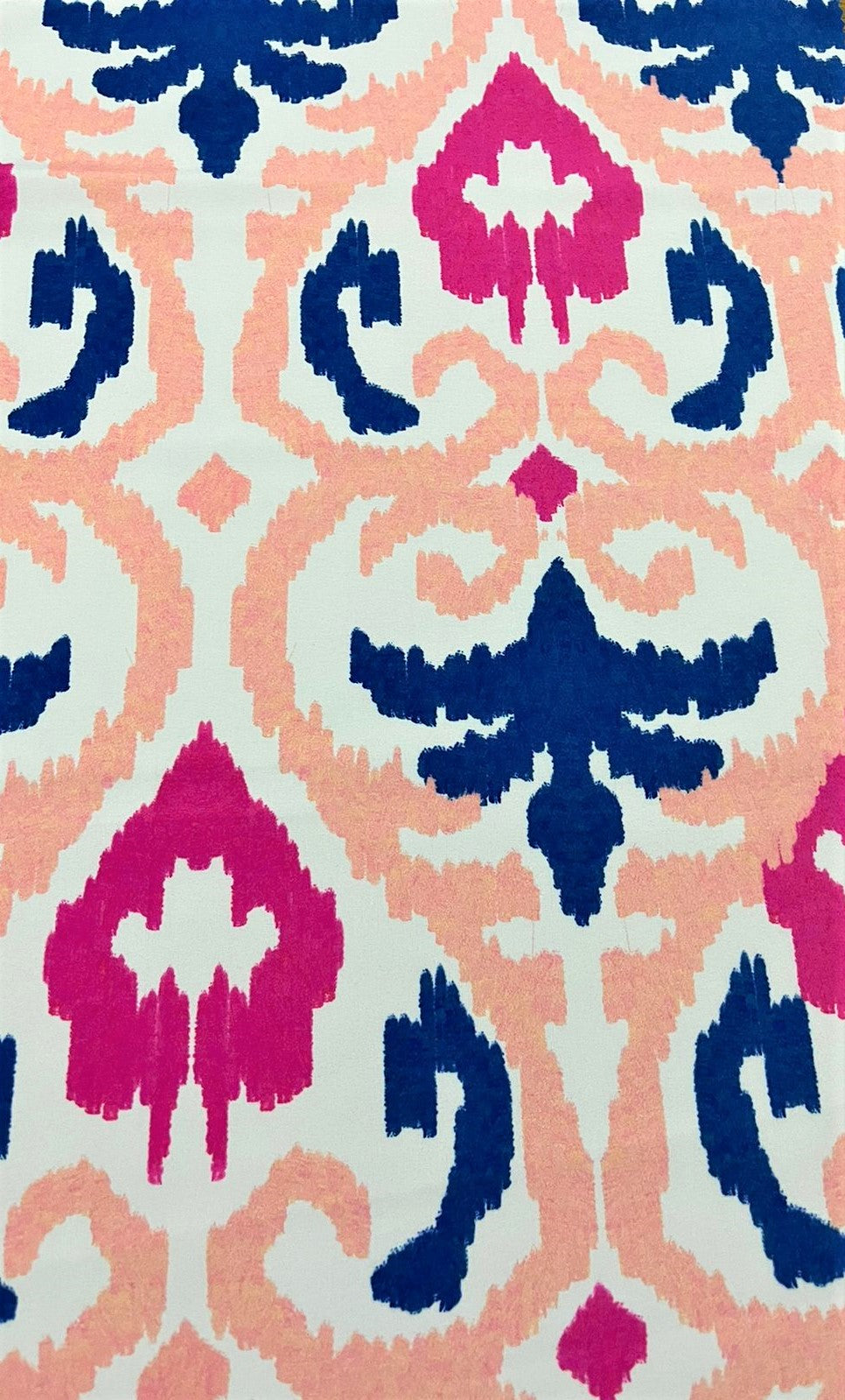 Detalle de seda francesa ikat con medallón fucsia y arabescos salmón y azul marino