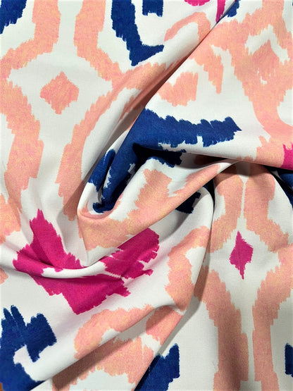Seda francesa ikat fucsia y azul marino drapeada, mostrando su brillo y caída fluida