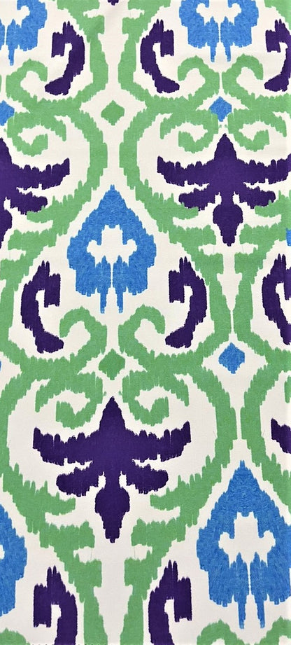Seda francesa con estampado ikat simétrico en verde, morado y azul sobre fondo blanco