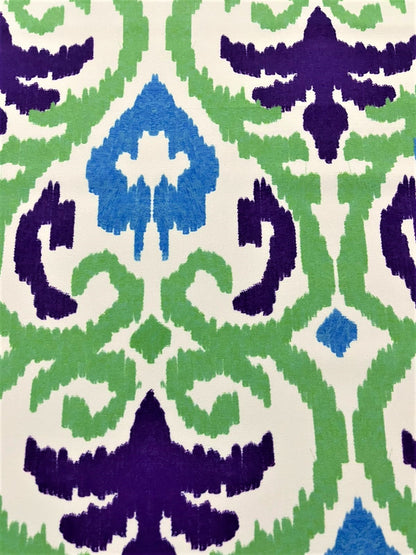 Detalle de seda francesa ikat con medallón azul y arabescos verde y morado