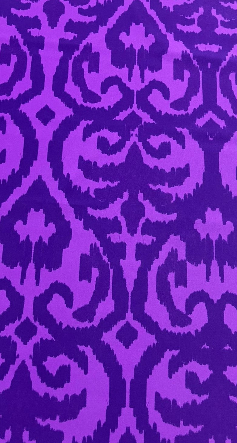 Seda francesa con estampado ikat púrpura tono sobre tono, motivos simétricos sobre fondo violeta