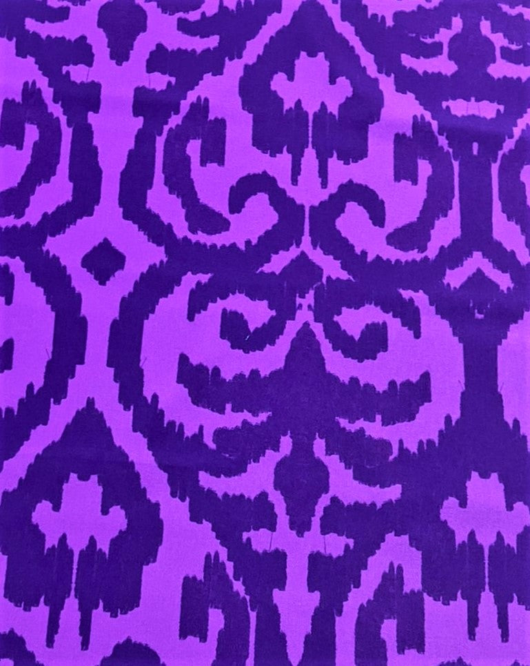 Detalle de seda francesa ikat púrpura con medallones y arabescos en tono oscuro