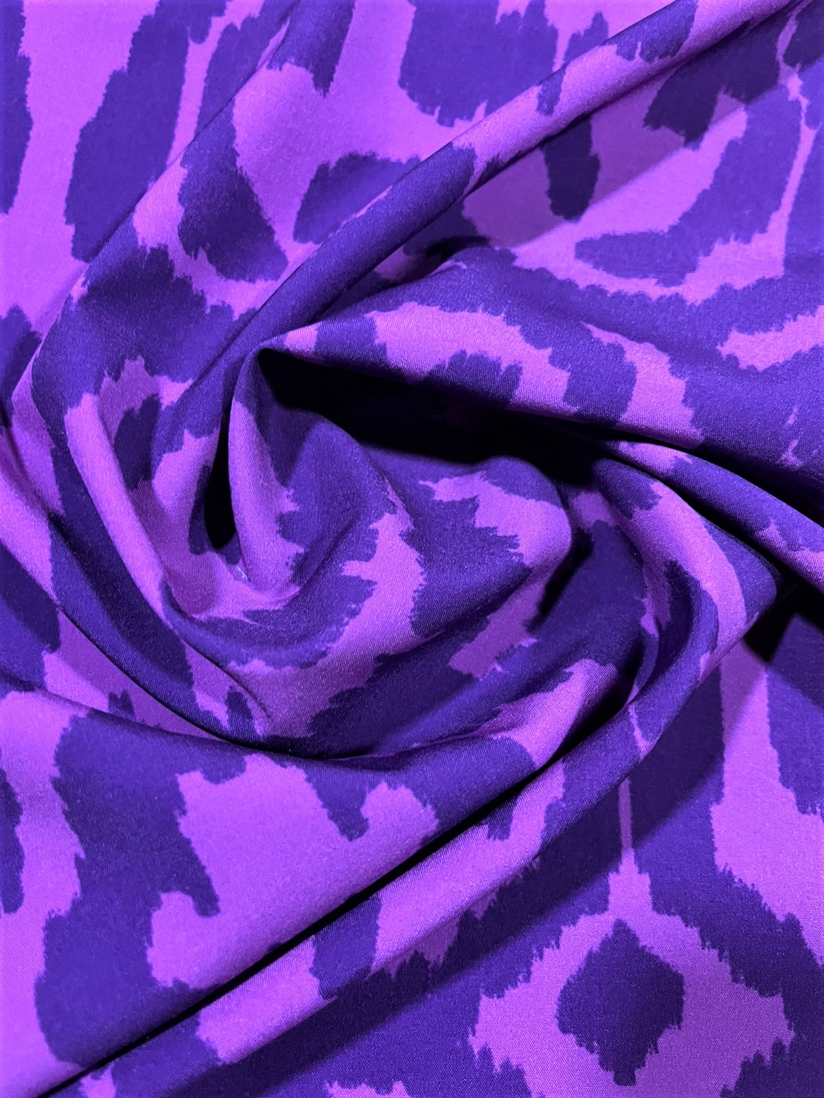 Seda francesa ikat púrpura drapeada, mostrando su brillo y caída fluida
