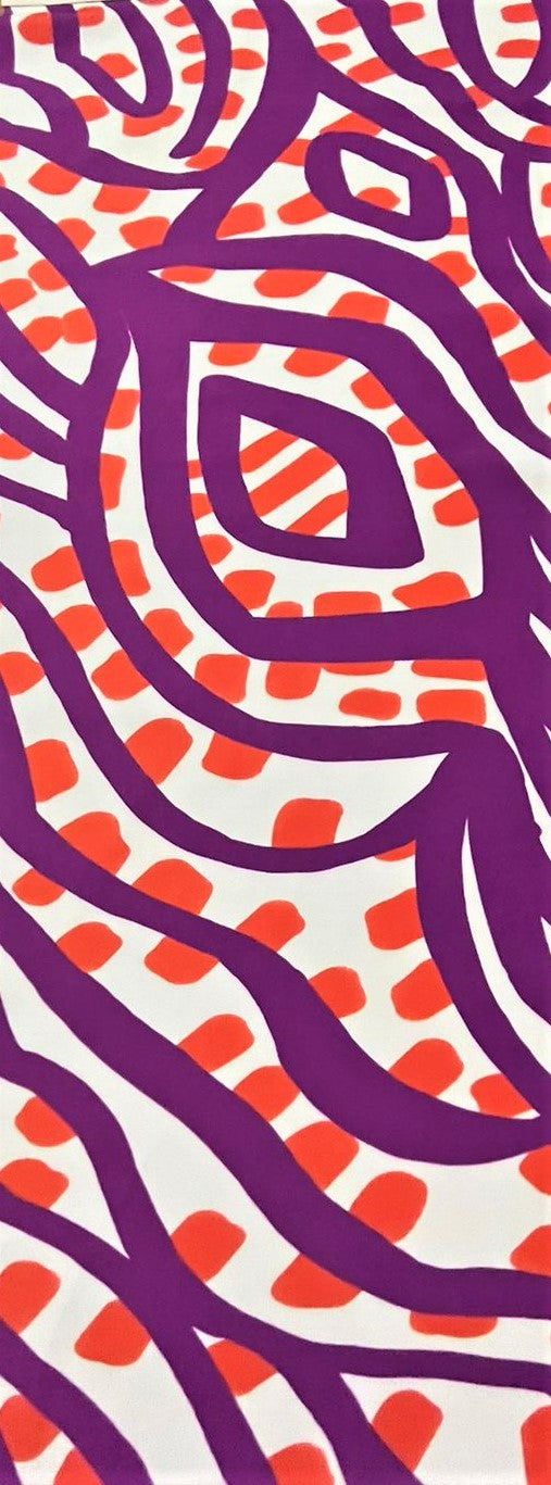 Seda francesa con estampado abstracto de líneas onduladas fucsia oscuro y pinceladas naranja sobre fondo blanco