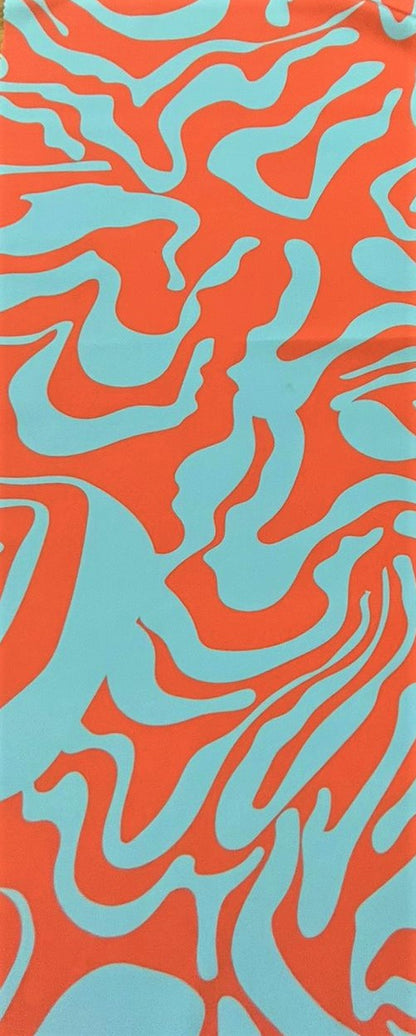 Seda francesa con estampado abstracto de formas fluidas en azul agua y naranja coral, estilo retro