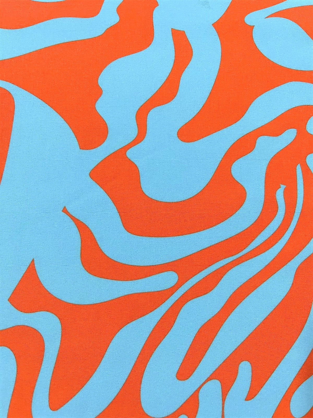 Detalle de seda francesa con curvas marmoleadas azul agua y naranja coral
