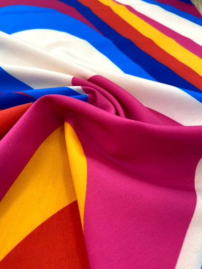 Seda francesa de ondas retro azul, fucsia, amarillo y rojo drapeada, mostrando su brillo y caída fluida