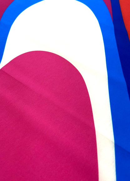 Detalle de seda francesa con arco fucsia rodeado de franjas blanca y azul rey
