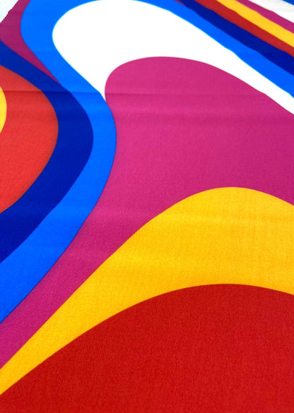 Seda francesa con ondas retro en fucsia, amarillo, rojo y azul, estilo años 70