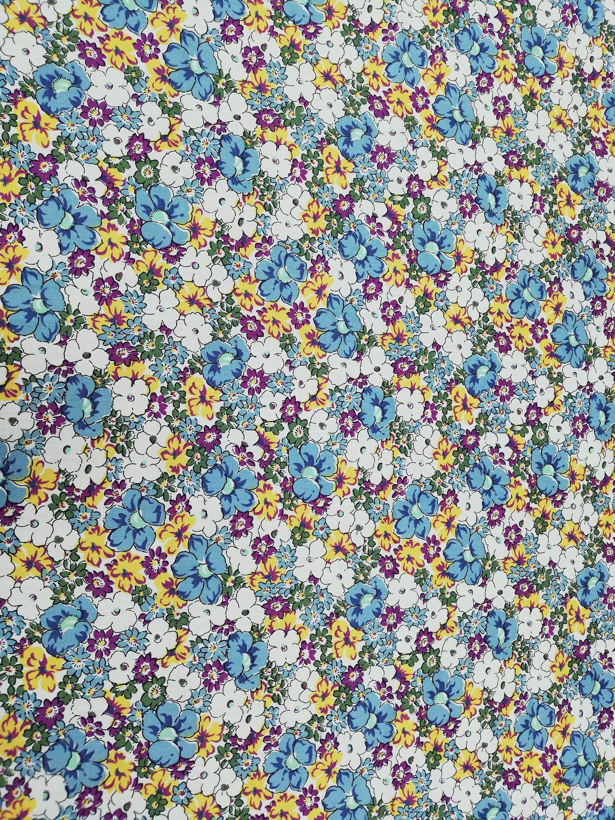 Popelina Floral Silvestre Azul, Amarillo y Morado sobre Blanco