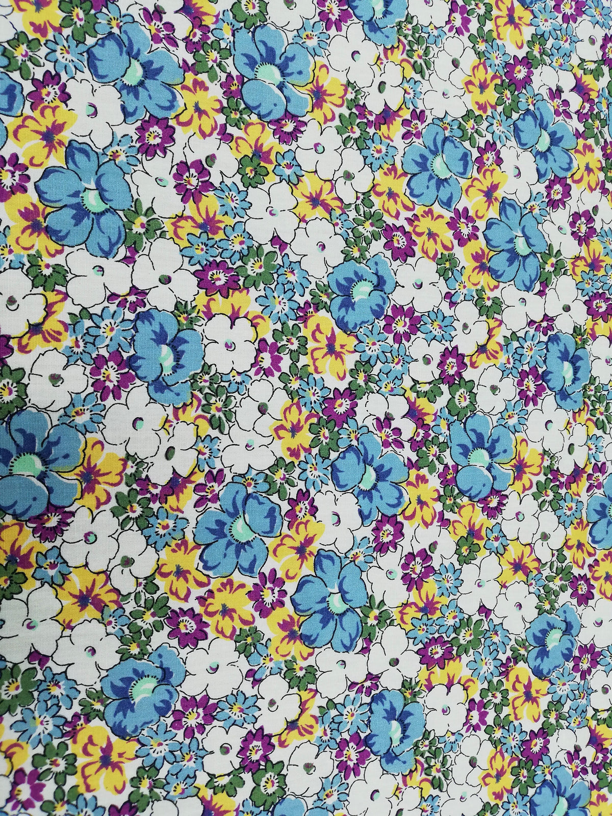 Popelina Floral Silvestre Azul, Amarillo y Morado sobre Blanco