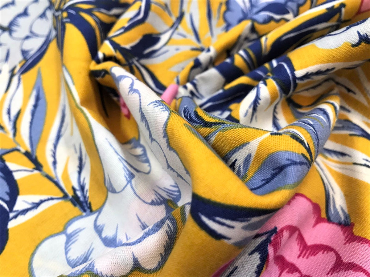 Popelina floral mostaza con flores azules y grises