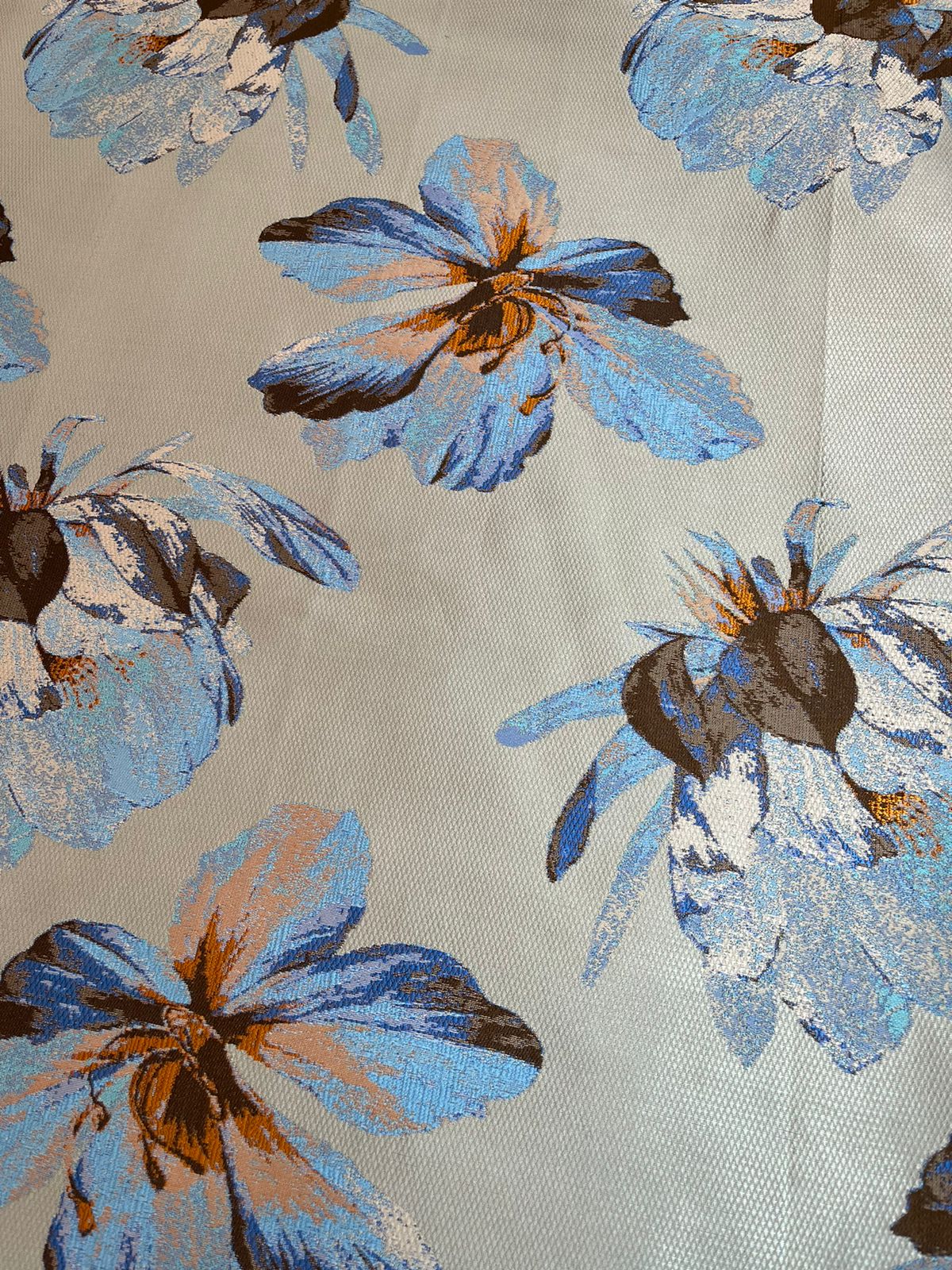Primer plano de textura satinada y flor en jacquard gris con drapeado