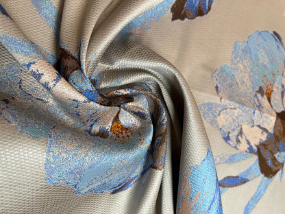 Jacquard Floral Gris Perla con Flores Azul y Naranja Estilo Acuarela