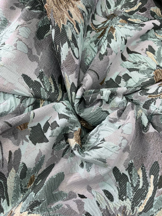 Detalle de margaritas en verde menta, lila y destellos cobre sobre jacquard texturizado