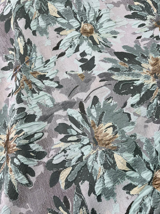 Jacquard floral verde menta con margaritas estilo acuarela drapeado, mostrando su textura