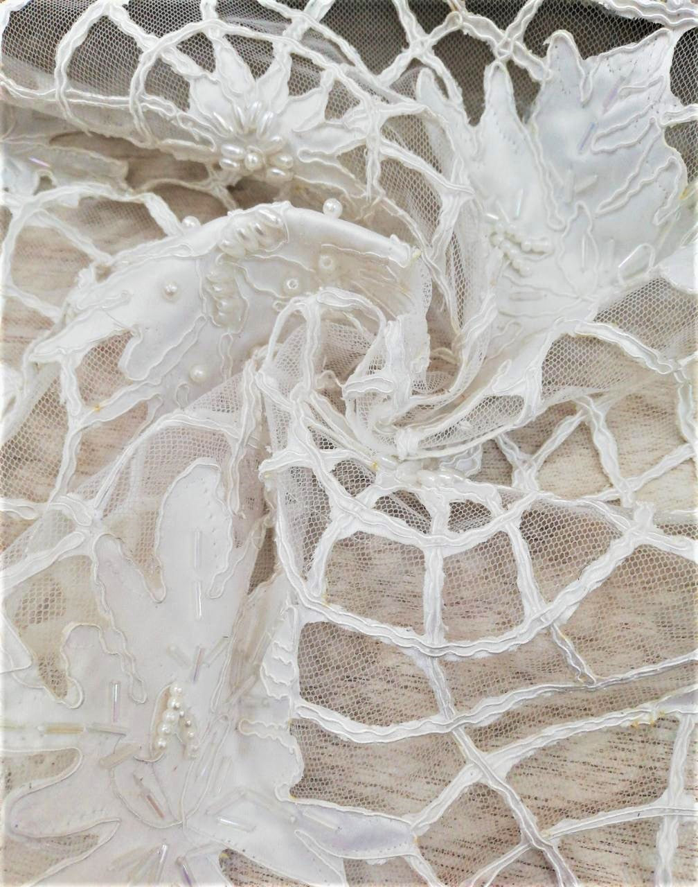 Tul Bordado Blanco con Flores Satinadas y Perlas