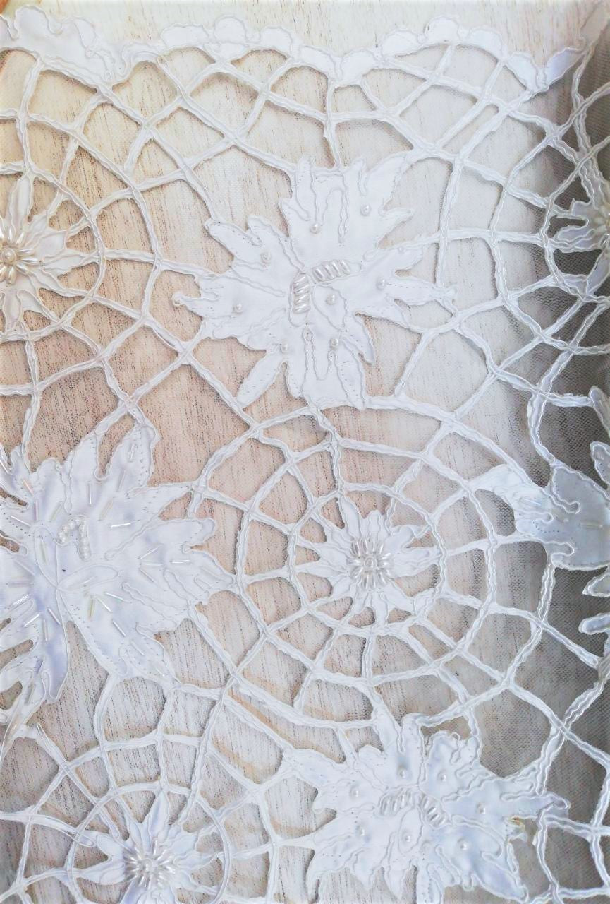 Tul Bordado Blanco con Flores Satinadas y Perlas