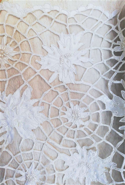 Tul Bordado Blanco con Flores Satinadas y Perlas