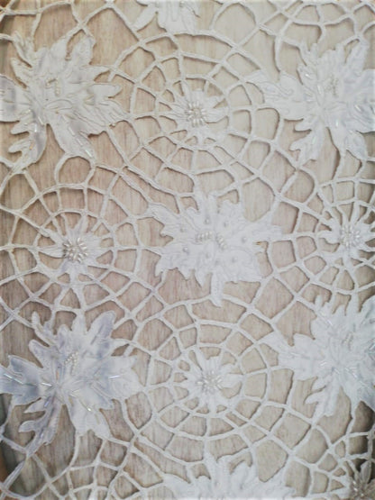 Tul Bordado Blanco con Flores Satinadas y Perlas