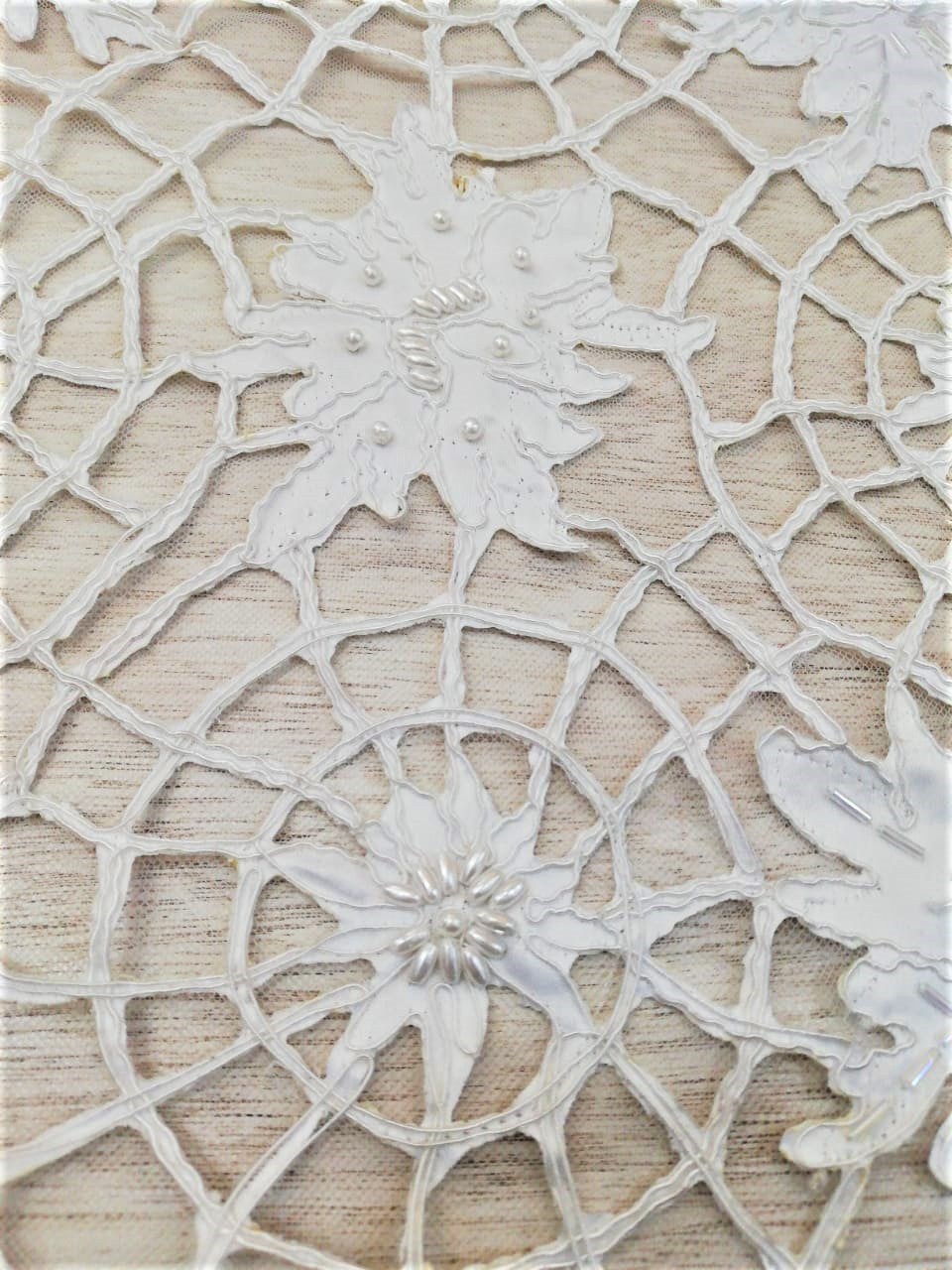 Tul Bordado Blanco con Flores Satinadas y Perlas