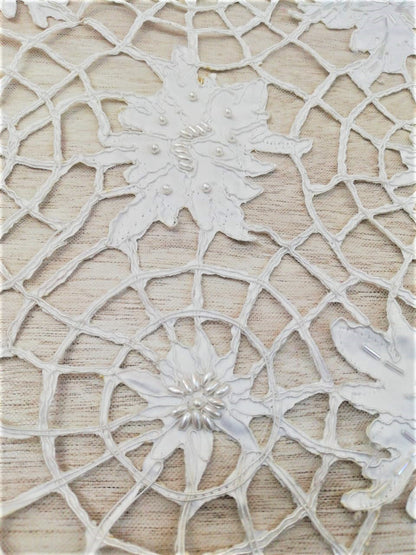 Tul Bordado Blanco con Flores Satinadas y Perlas