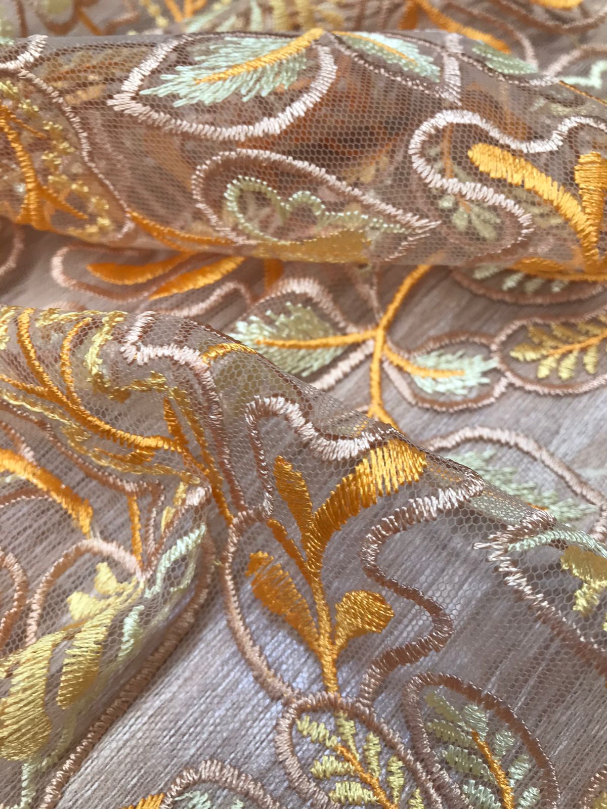 Tul Bordado Nude con Hojas Mostaza y Amarillo