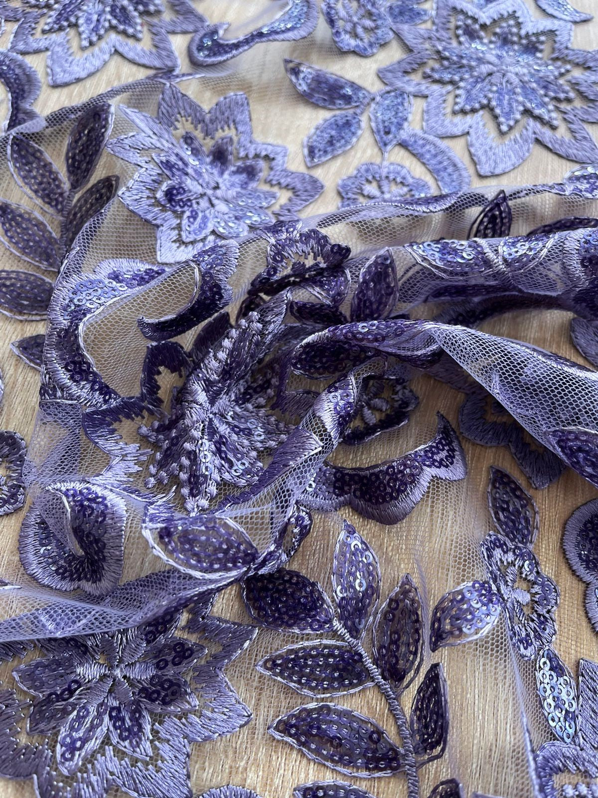Tul Bordado Floral con Lentejuelas Lila y Vino